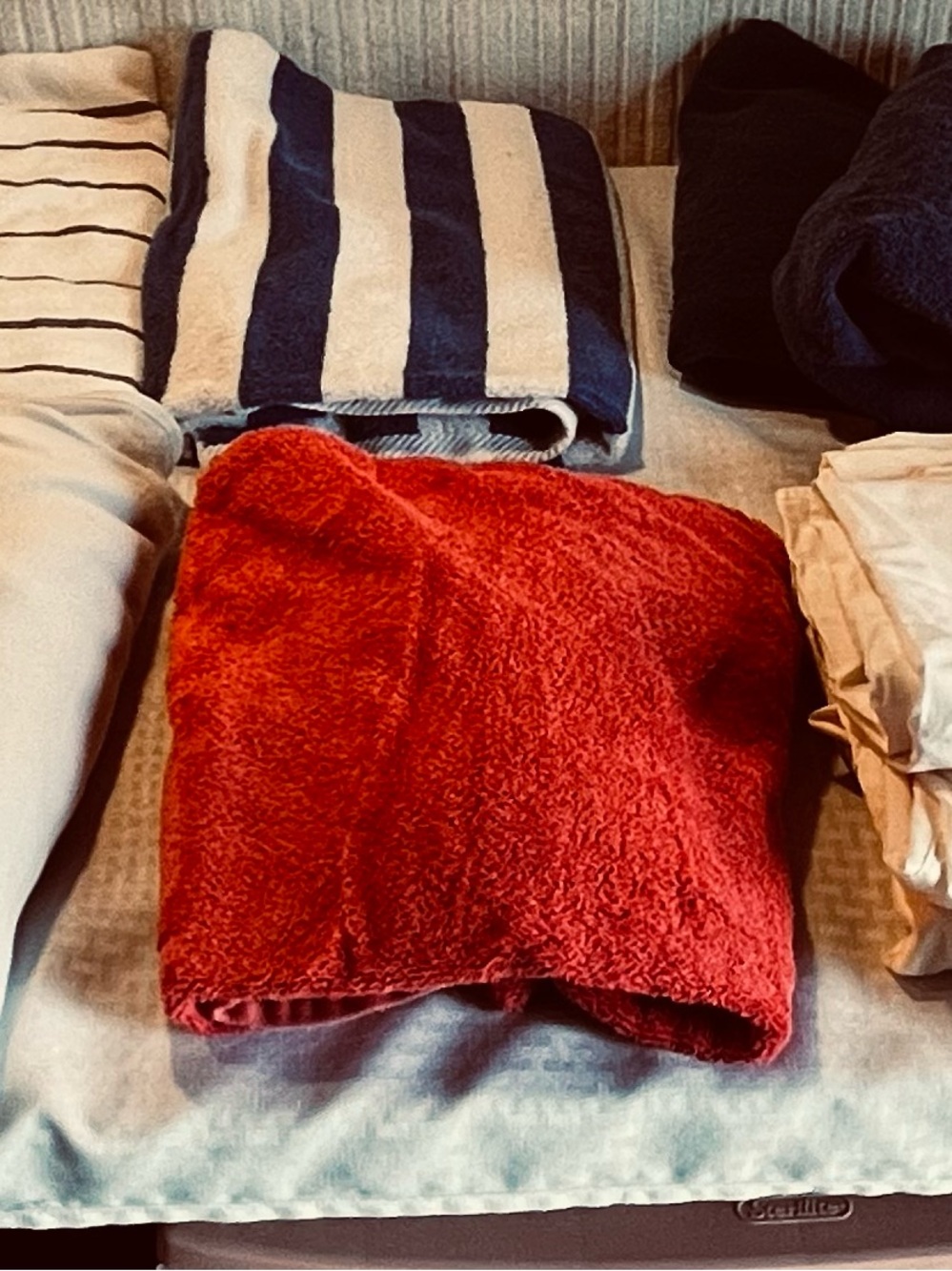 Large Clean Linen & Towel Lot – Tablecloths, Bath Towels & Assorted Linens